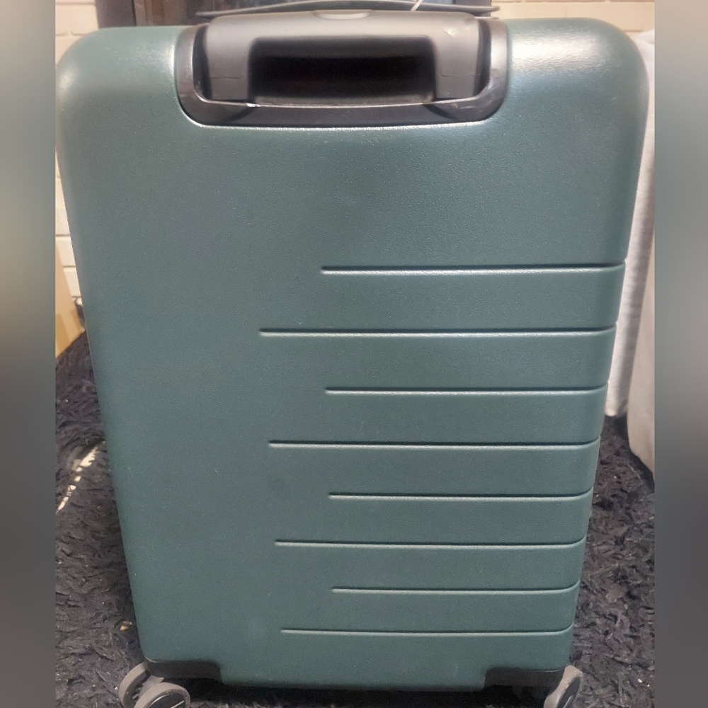 Quince Non-Expandable Carry-On 21"